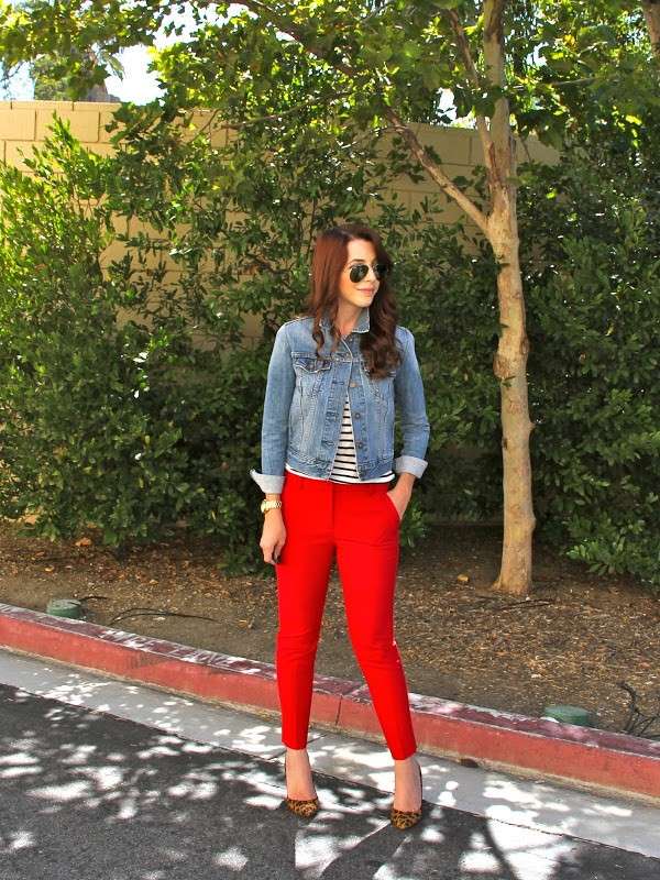 Jeans rossi e giubbotto di jeans