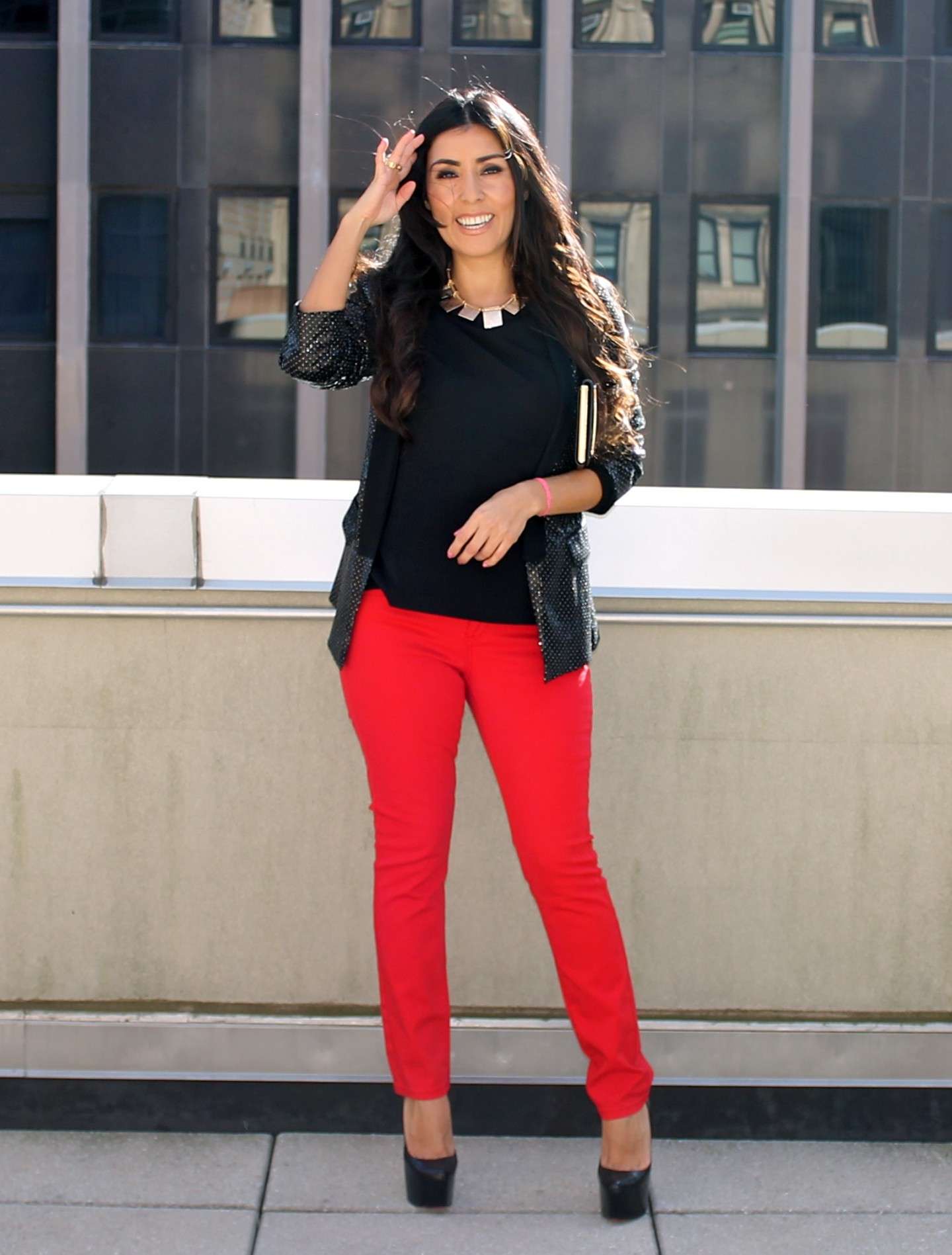 Jeans rossi e scarpe nere