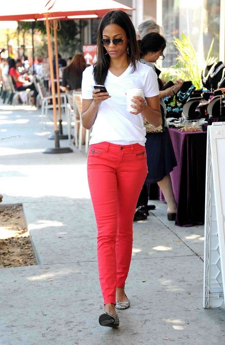Jeans rossi e t-shirt bianca con ballerine