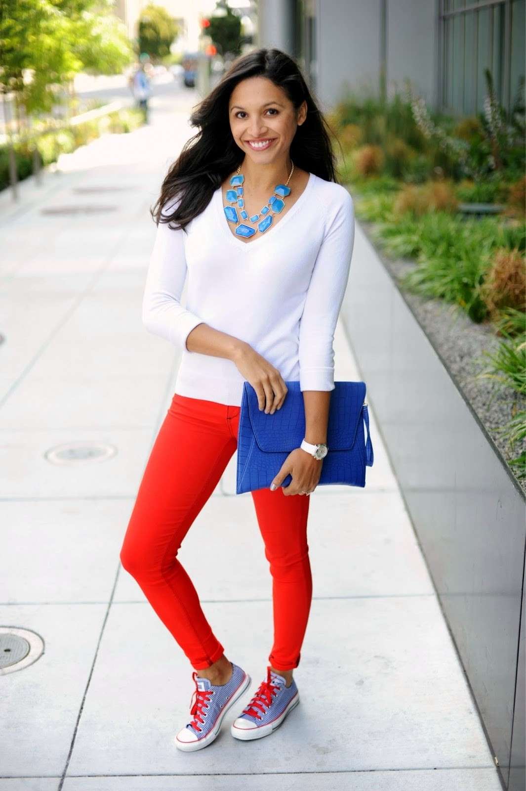 Jeans rossi e pochette blu