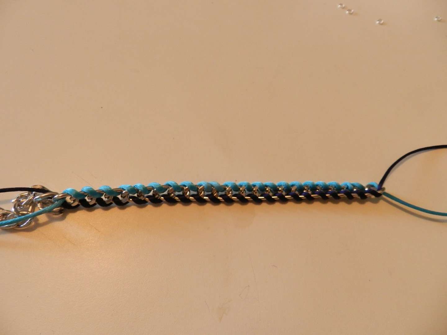 Bracciale fili colorati e catena