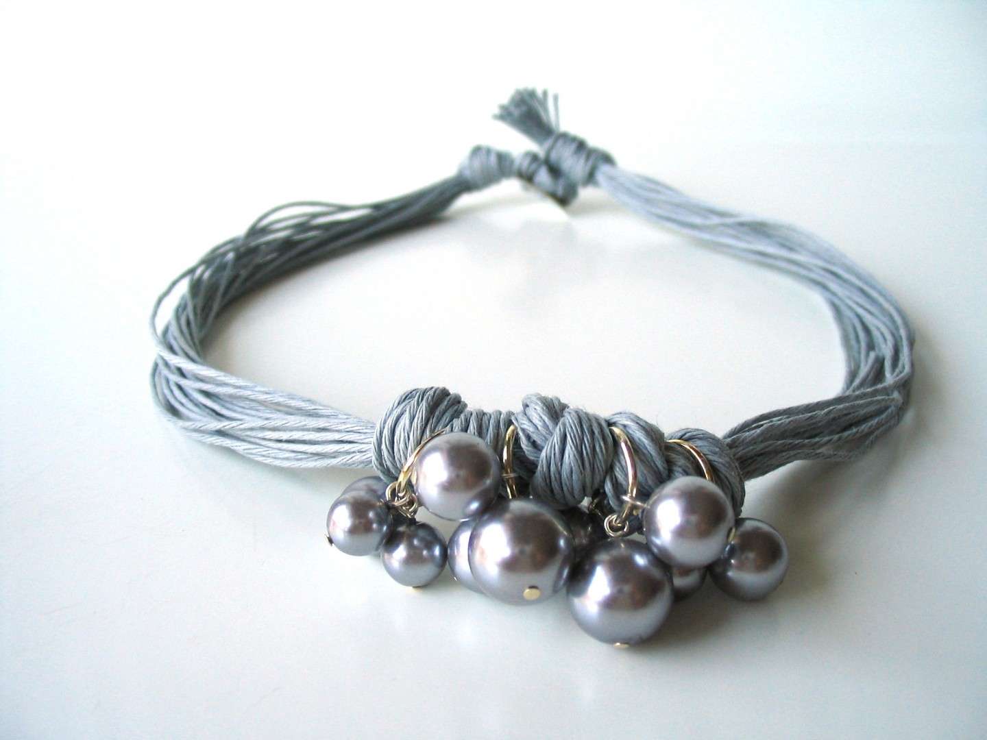 Bracciale fili grigi e perle