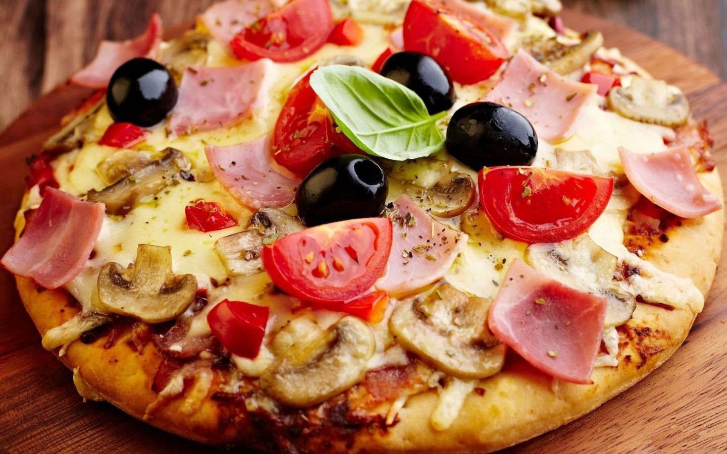 Pizza olive funghi e pomodorini
