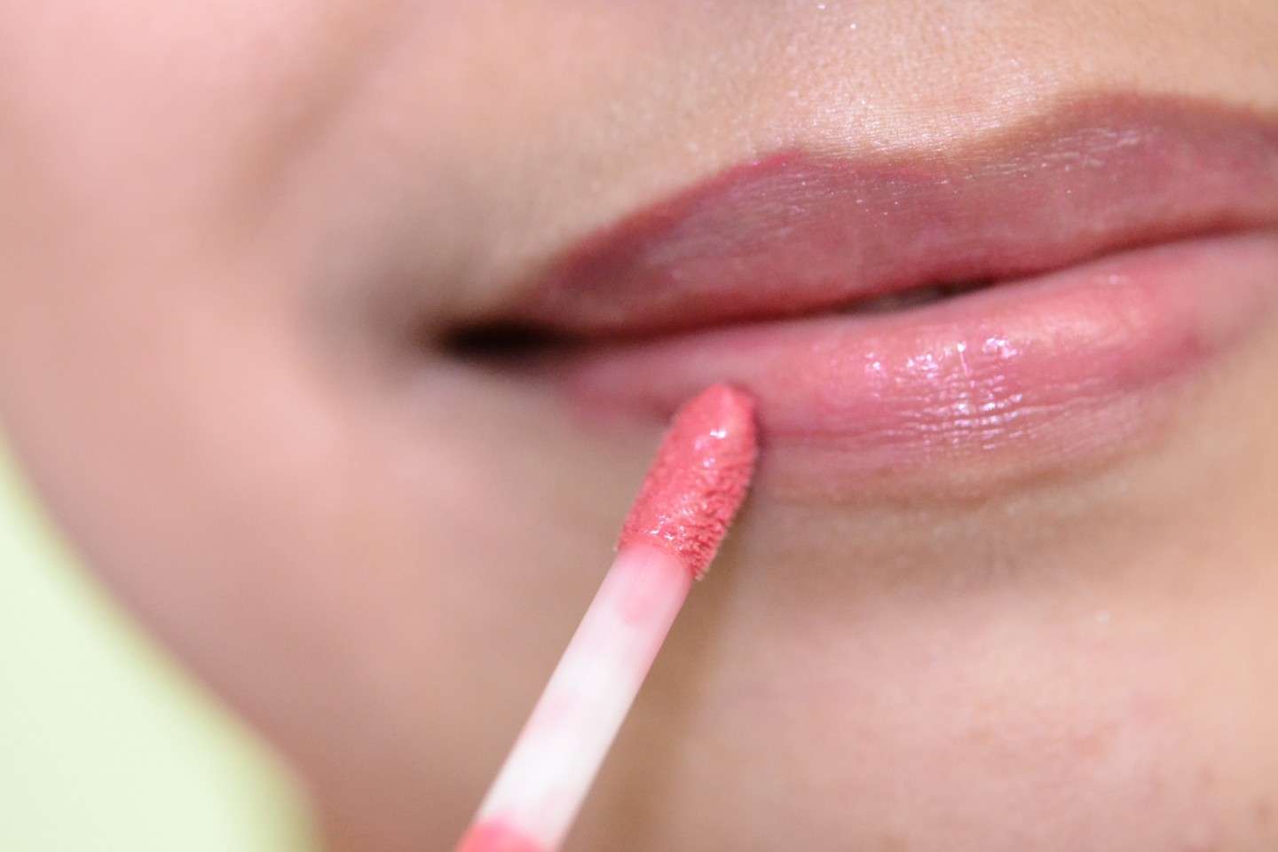 Makeup per il primo appuntamento: lipgloss