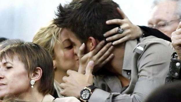 Shakira e Piquet si baciano