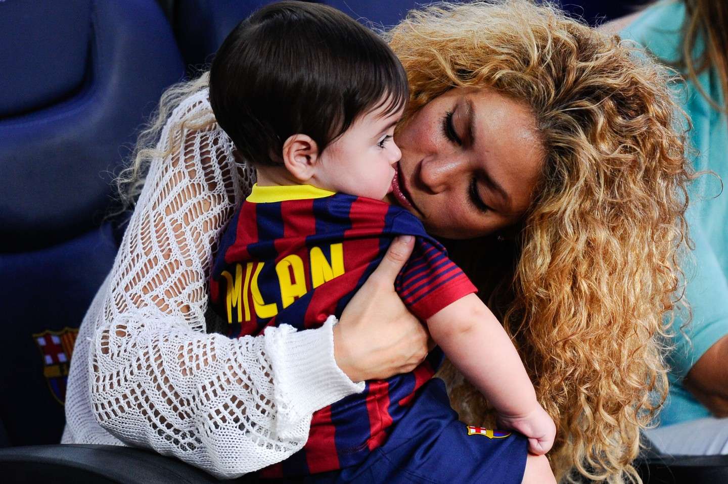 Tenero bacio di mamma Shakira