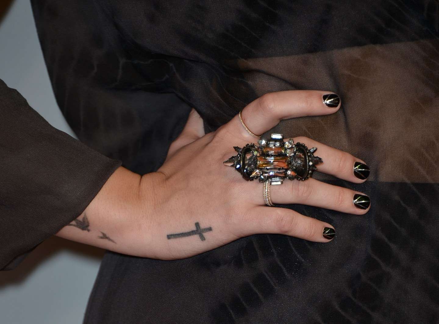 Croce sulla mano destra di Demi Lovato