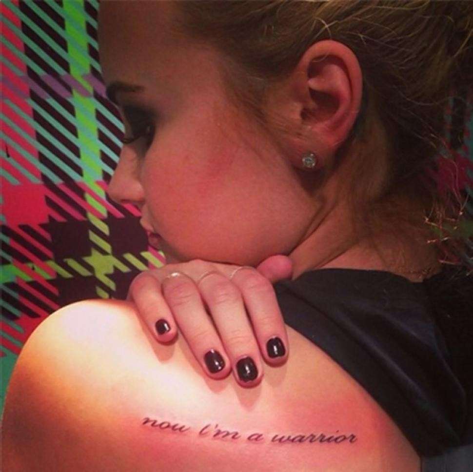 Demi Lovato, scritta sulla spalla sinistra