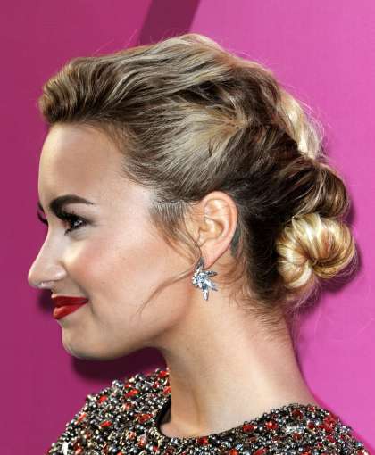 Tatuaggio dietro l'orecchio di Demi Lovato