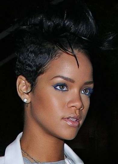 Rihanna con mascara colorato