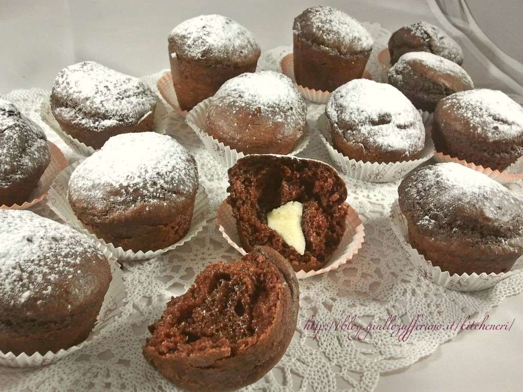 I muffin al cacao con cuore di cioccolato bianco