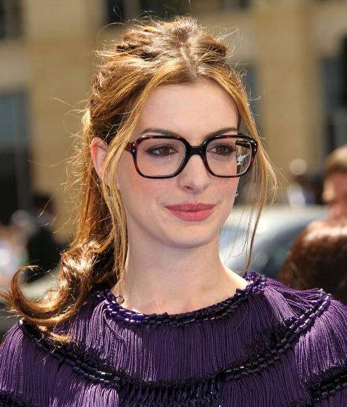 Anne Hathaway con occhiali da vista