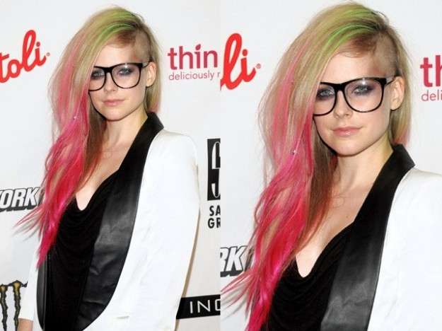 Avril Lavigne con occhiali da vista