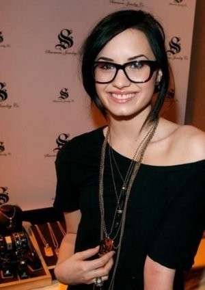 Demi Lovato con gli occhiali
