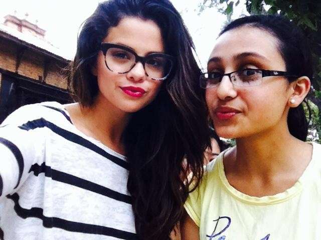 Selena Gomez con gli occhiali