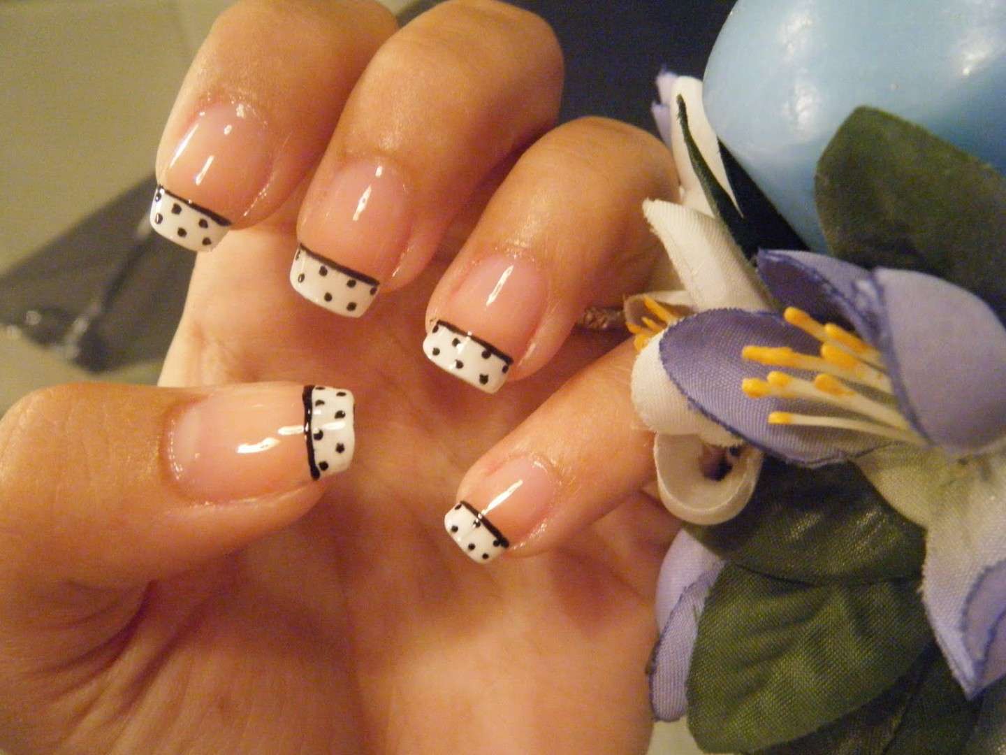 French manicure con pois
