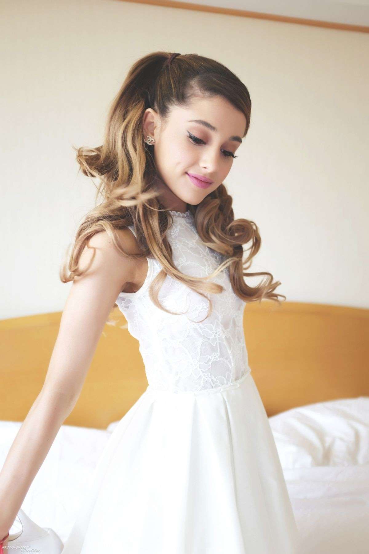 Ariana Grande con abito bianco
