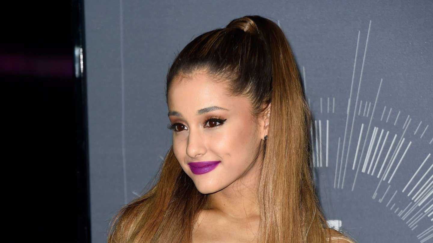 Ariana Grande con rossetto viola