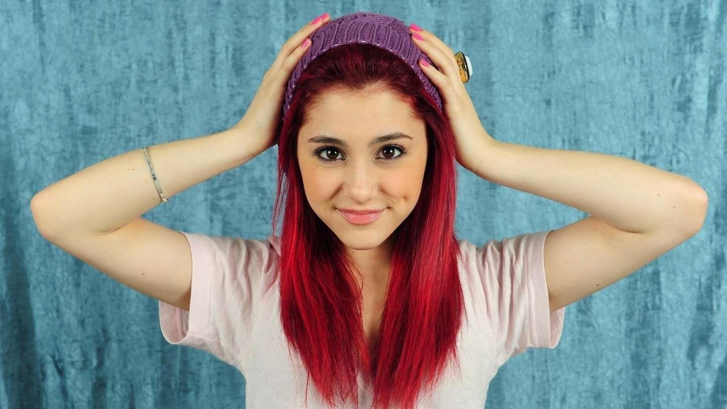 Ariana Grande con capelli rosso fuoco