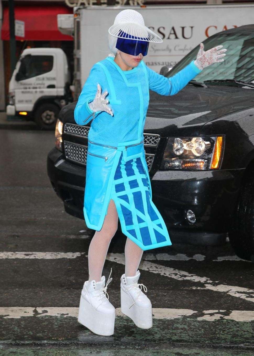 Lady Gaga con platform shoes bianche