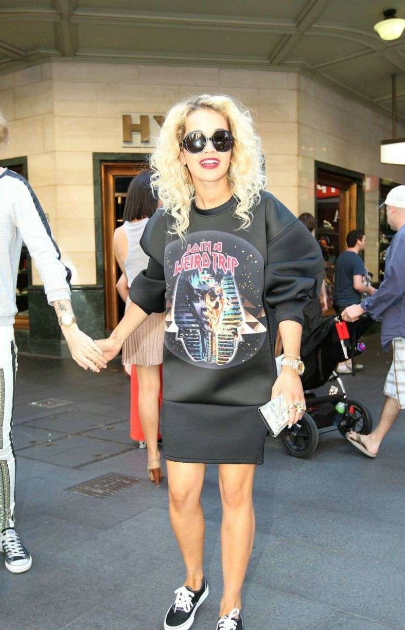 Rita Ora con platform shoes nere