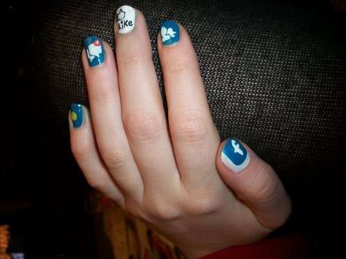 Simboli di facebook sulle unghie