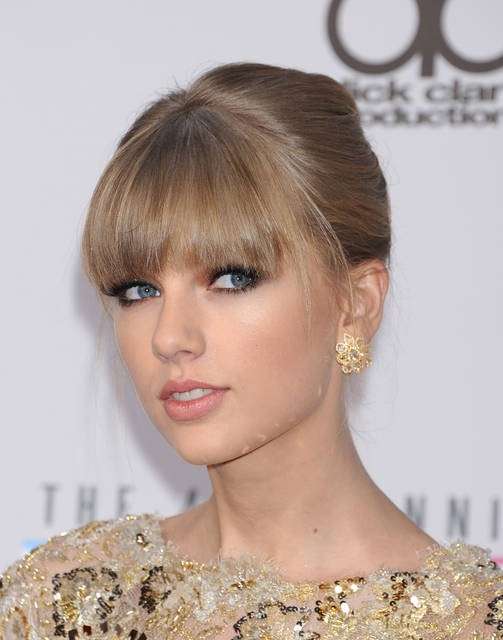 Taylor Swift con frangia liscia