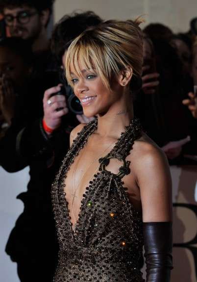 Rihanna, capelli con frangia