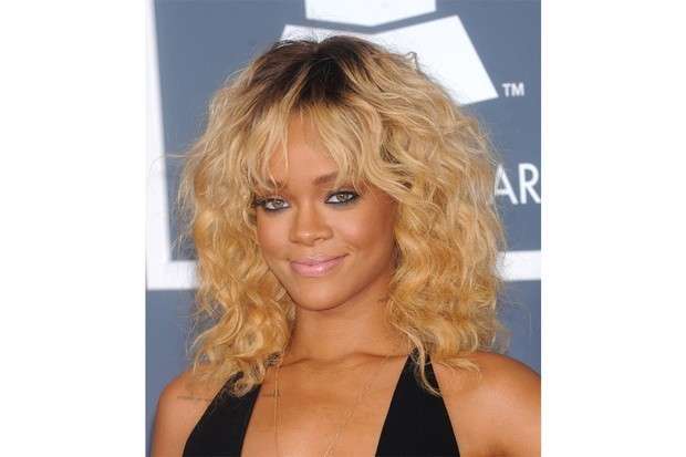 Rihanna,frangia e capelli biondi