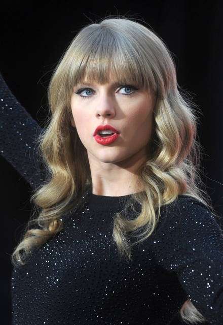 Taylor Swift con capelli mossi