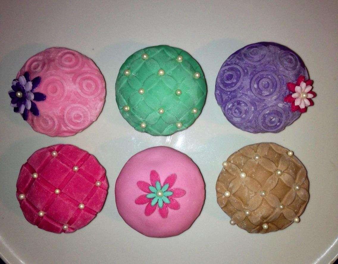 Cupcake con fiori e applicazioni