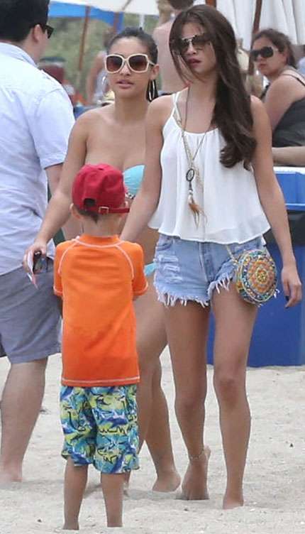 Selena Gomez look da spiaggia