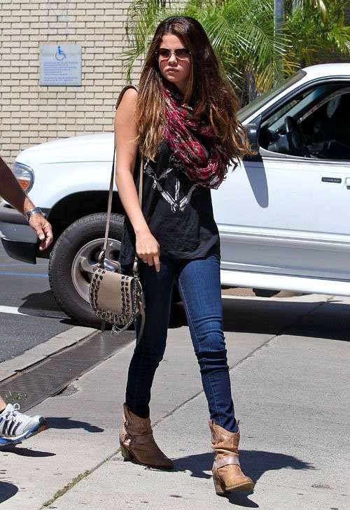 Selena Gomez con jeans e pashmina