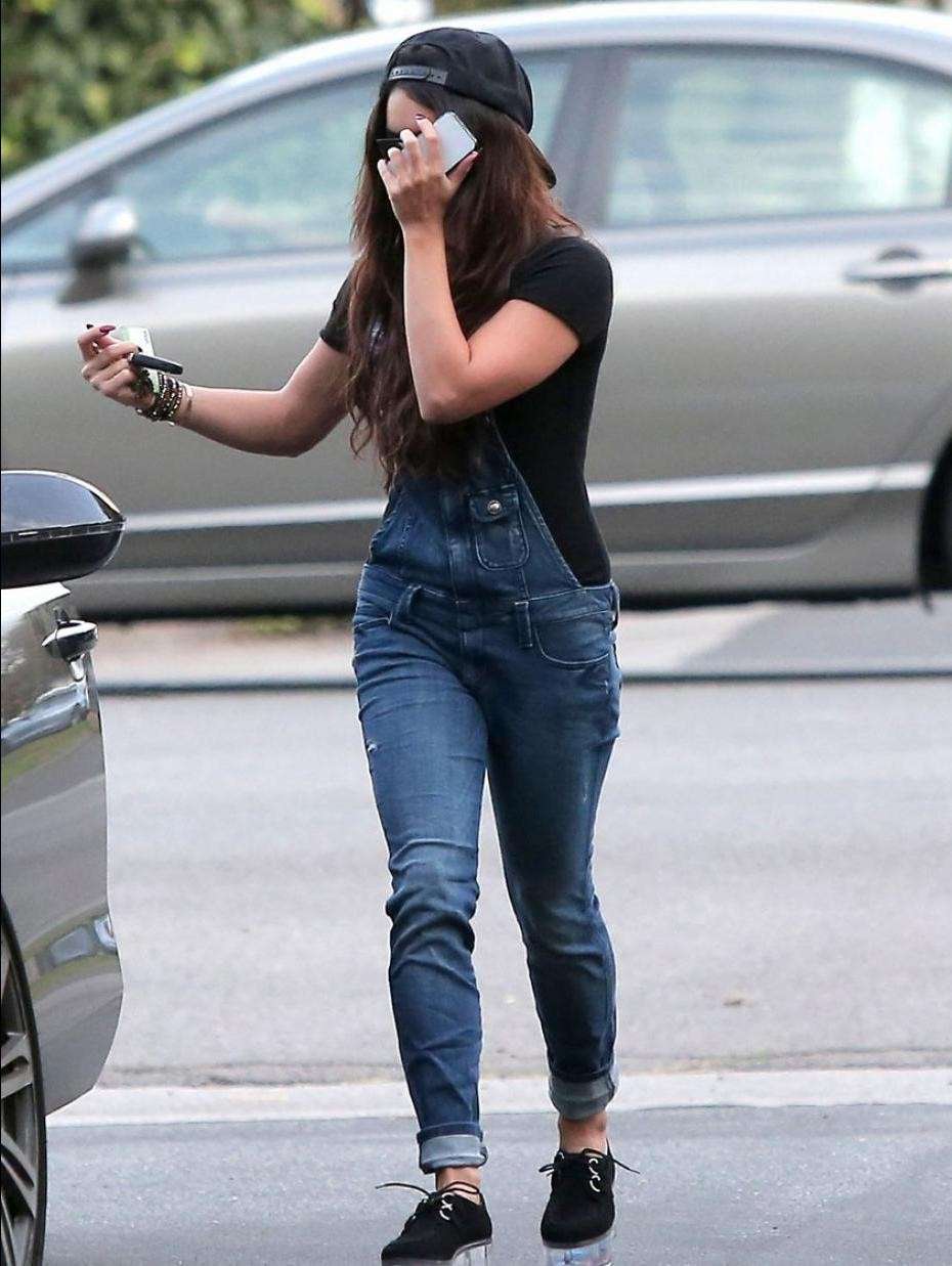 Selena Gomez con la salopette di jeans