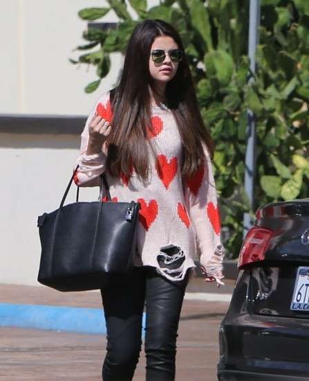 Selena Gomez con maglioncino a cuori