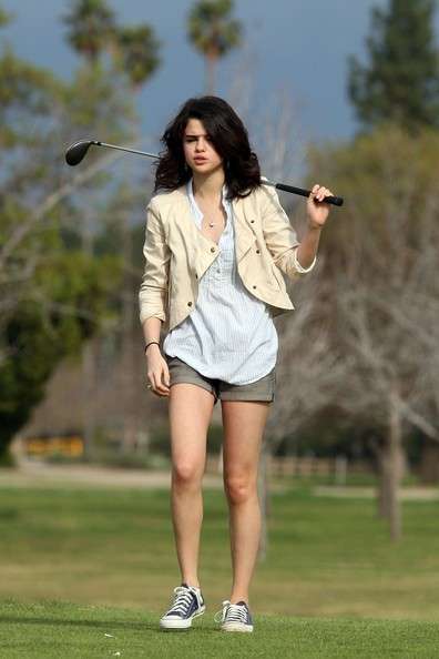 Selena Gomez con shorts e sneakers
