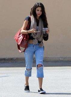 Selena Gomez con sneakers e jeans trappati