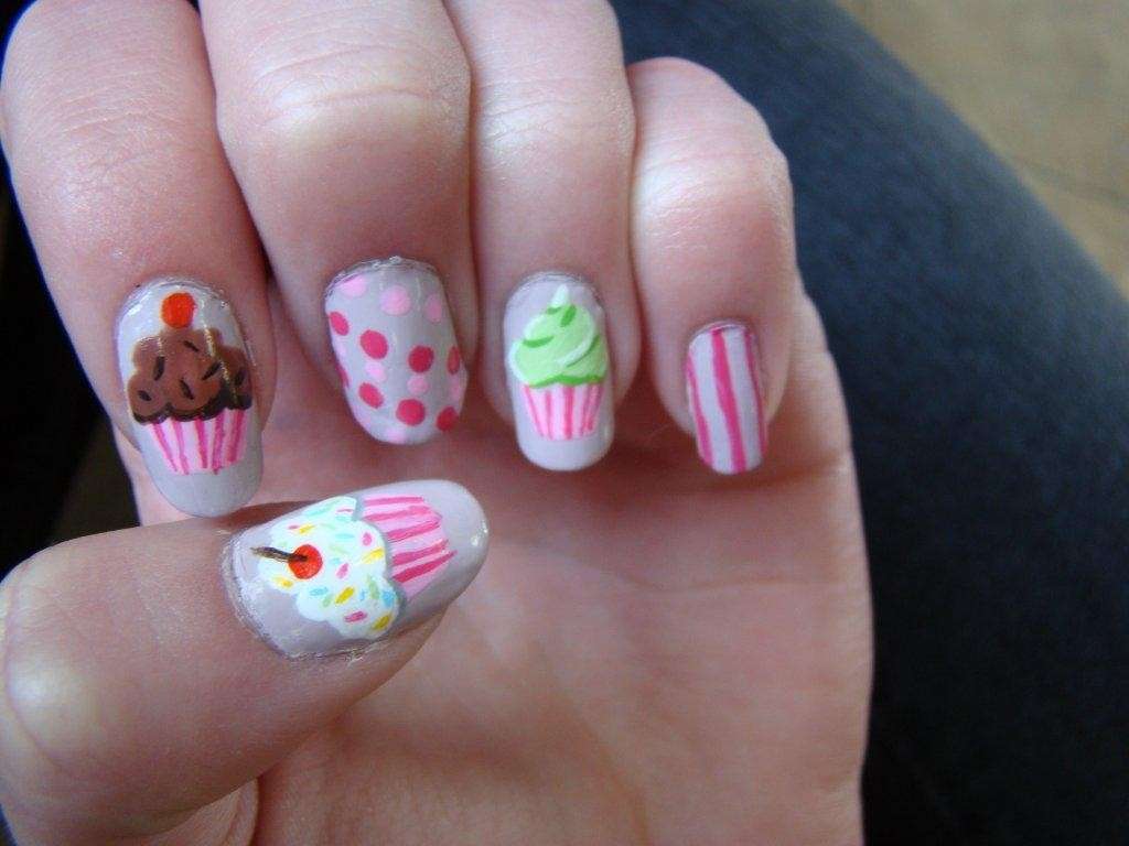 Nail art con cupcake colorati