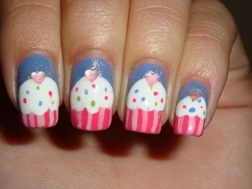 Nail art con cupcake rosa e celeste