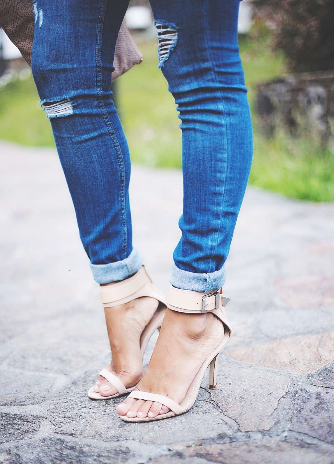 Ripped jeans con sandali