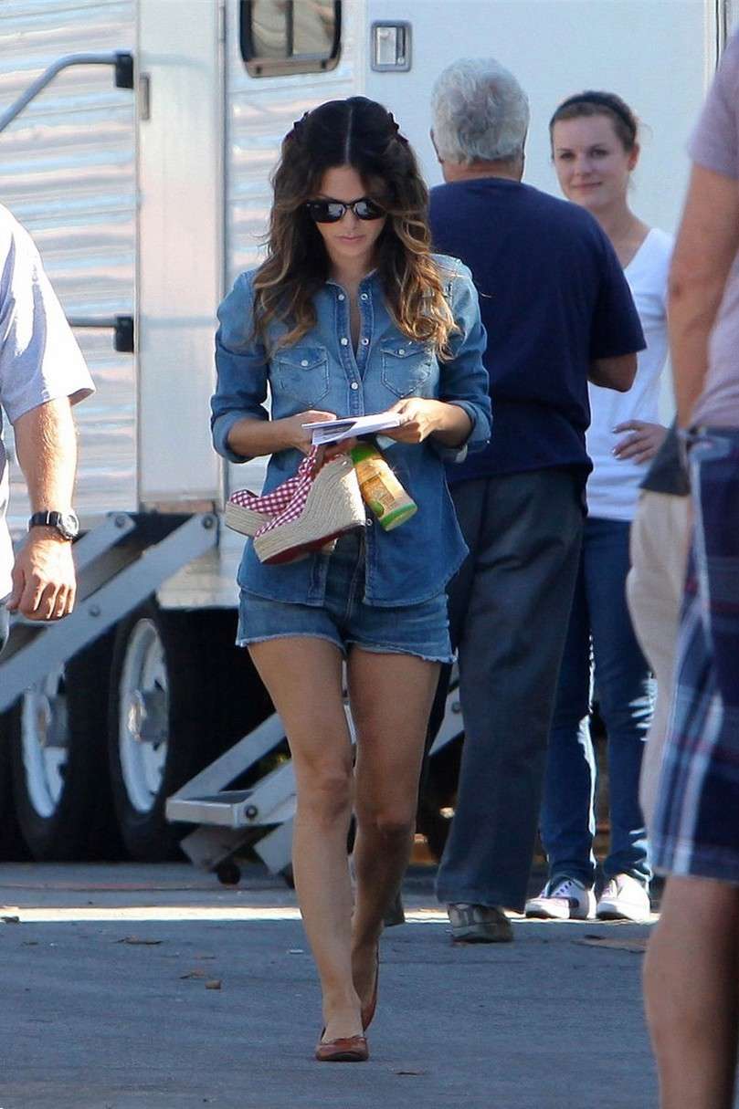 Vanessa Hudgens con camicia e shorts di jeans
