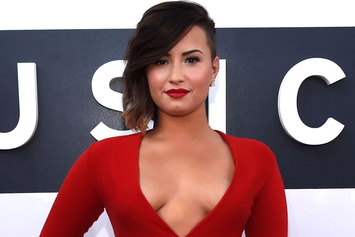 Demi Lovato con abito rosso