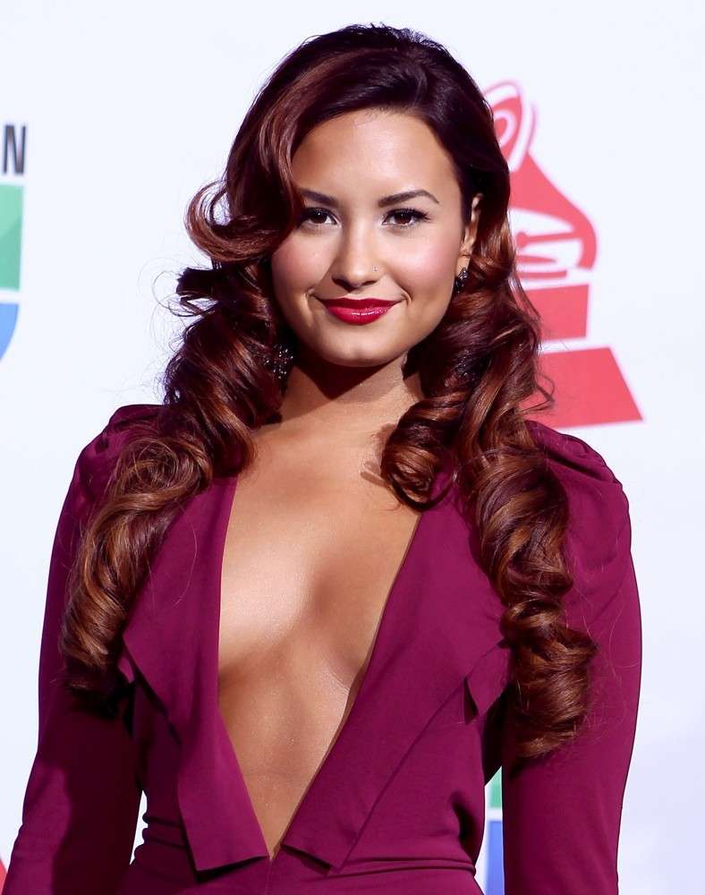 Demi Lovato con abito viola