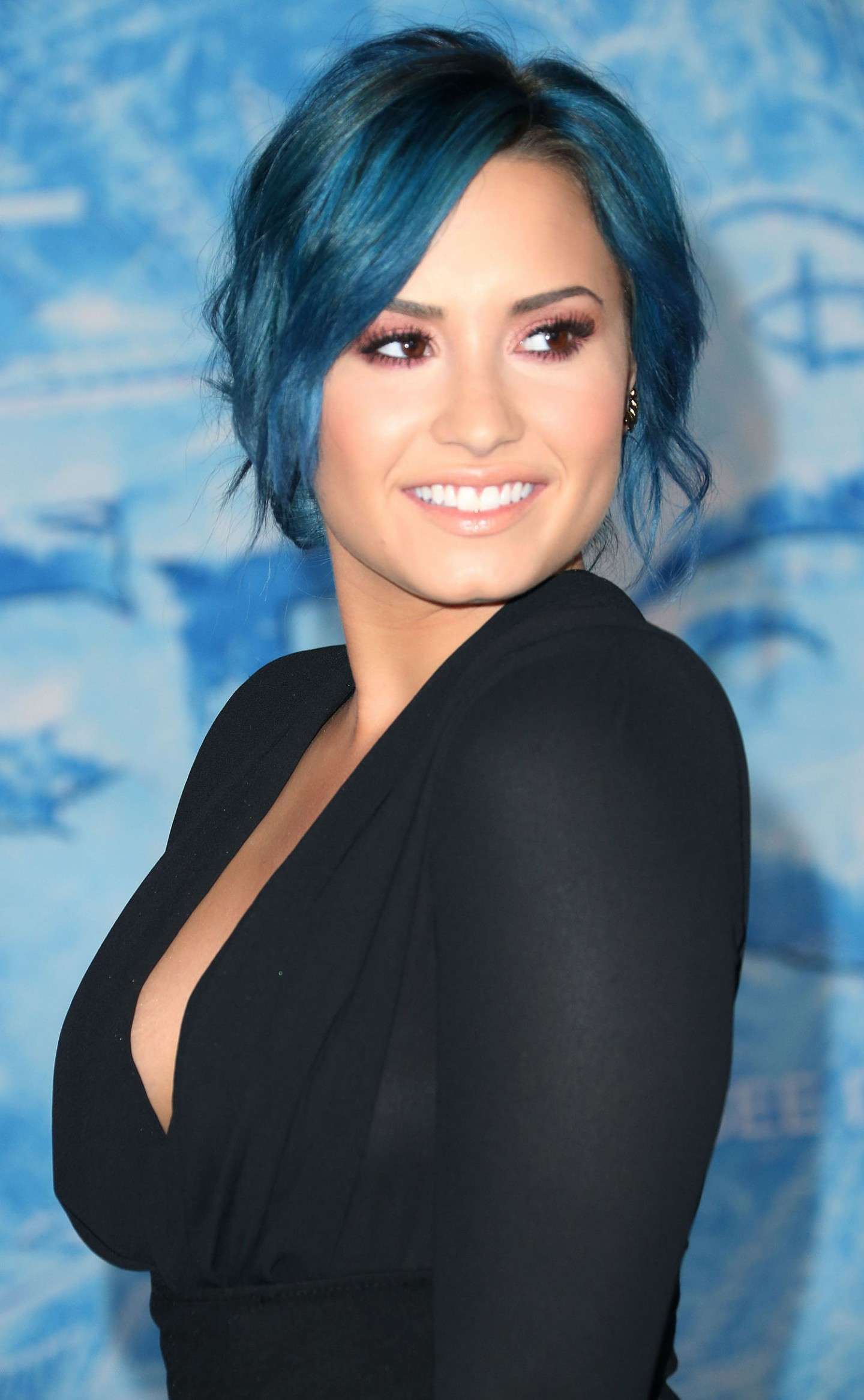 Demi Lovato con i capelli blu corti