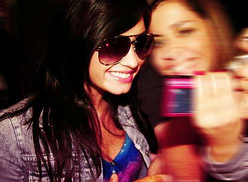 Demi Lovato con occhiali da sole