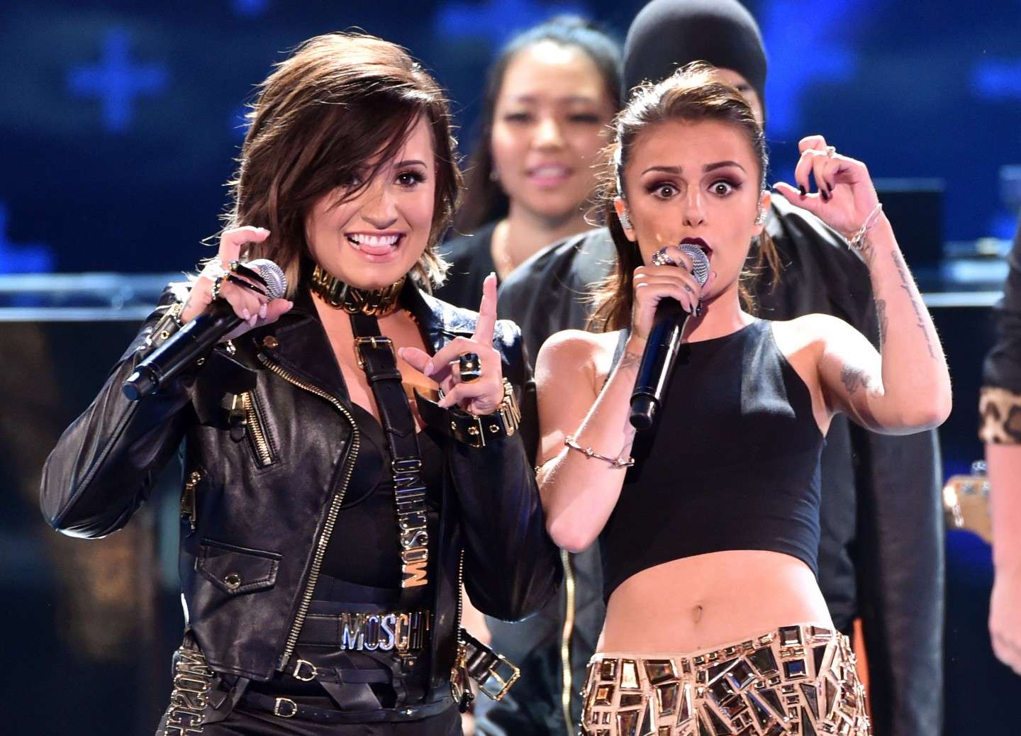 Demi Lovato e Cher Lloyd cantano Really Don't Care