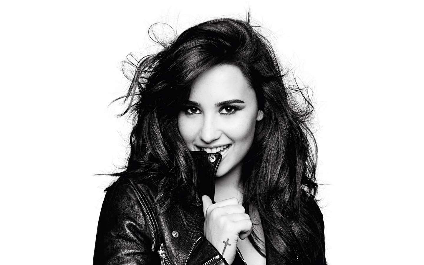 Demi Lovato in bianco e nero