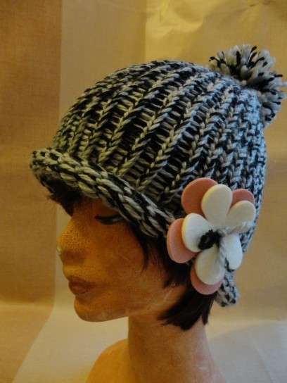 Cappello in lana con fiore