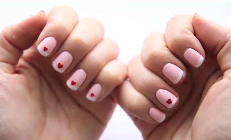 Nail art rosa con cuoricini