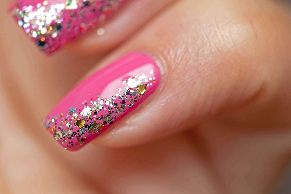 Nail art rosa con glitter